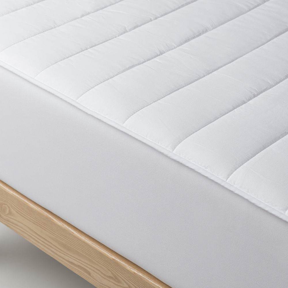 Motion quilted mattress protector
