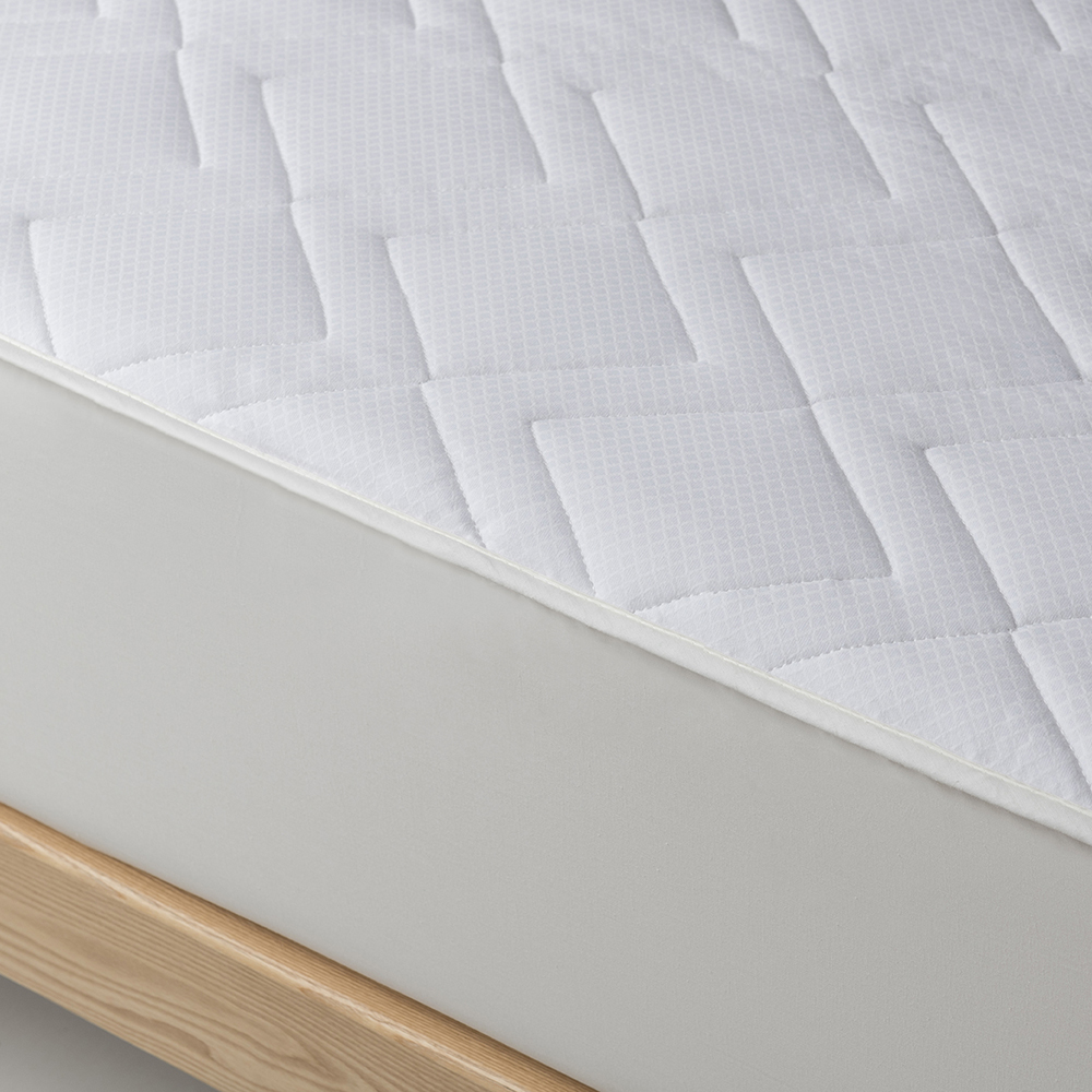 Thermo-regulating quilted mattress protector