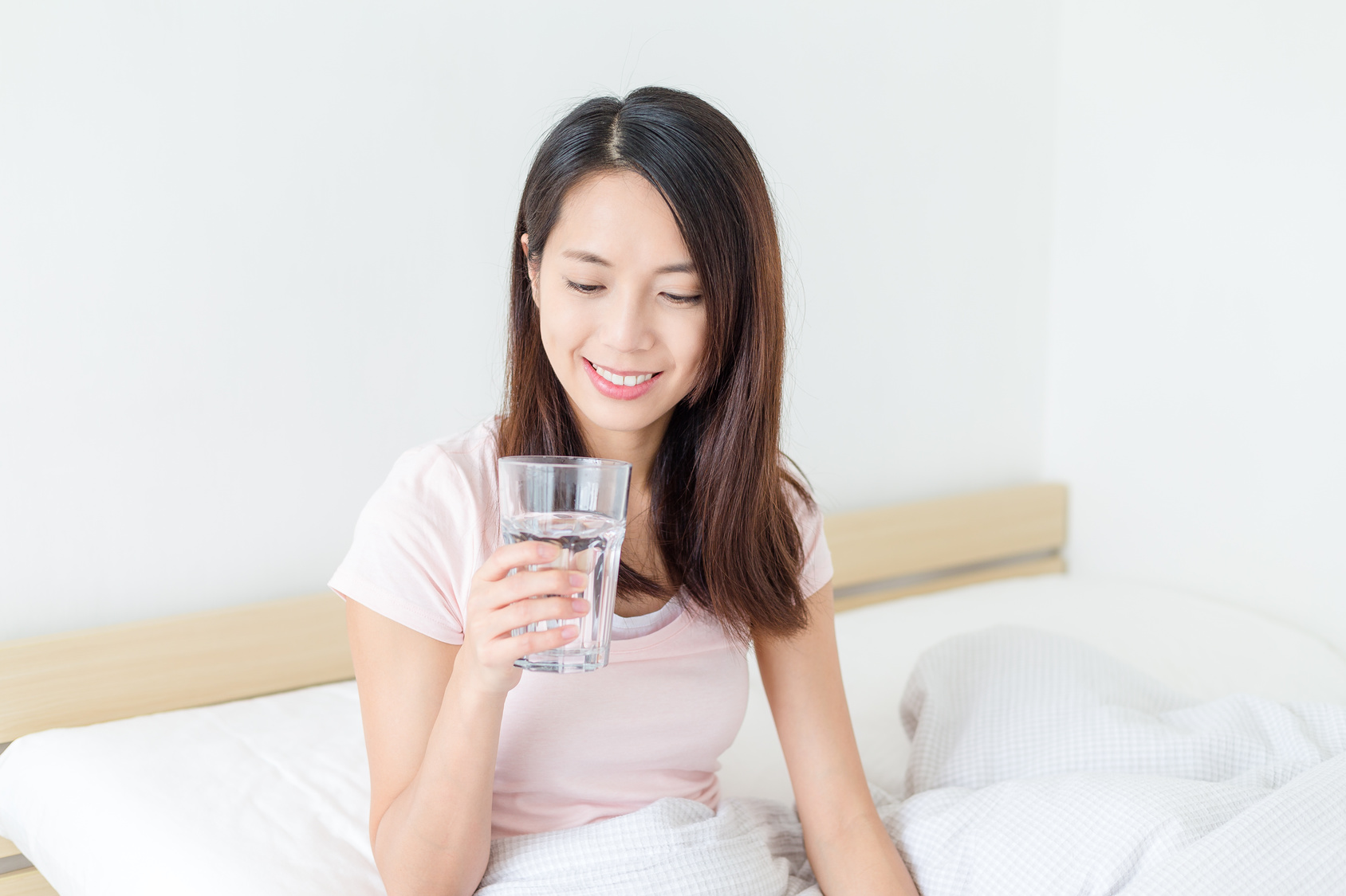 5 beneficios de beber agua al despertar