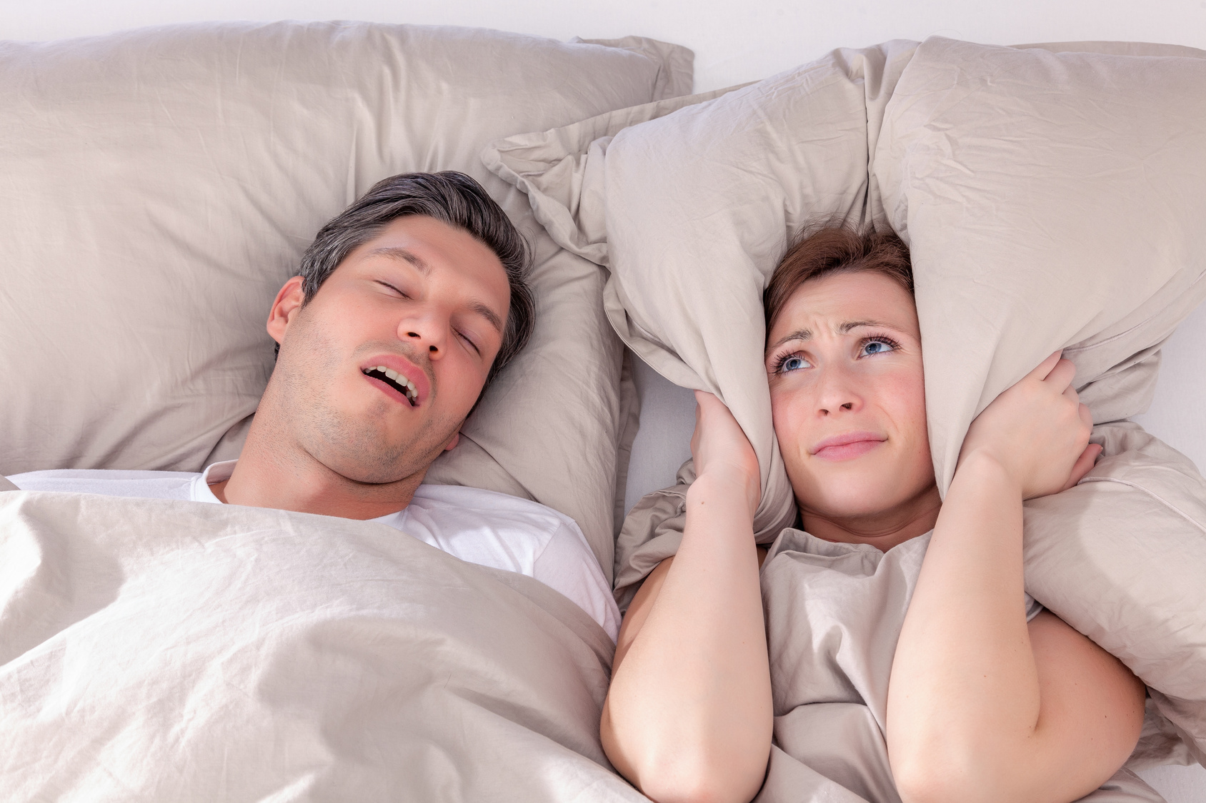 Evitar los ronquidos al dormir en pareja